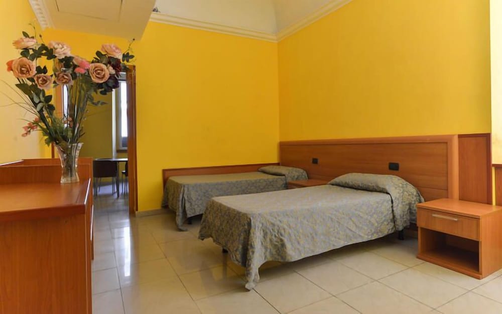 Hostel Beauty 12/64