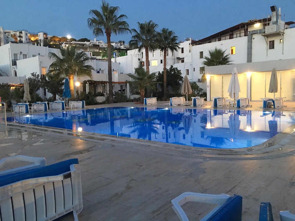 Nagi Beach Hotel 13/70