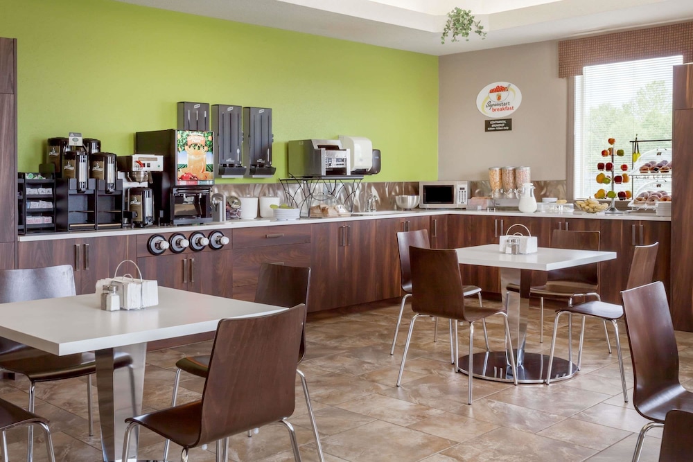 Super 8 By Wyndham Prince Albert 23/33