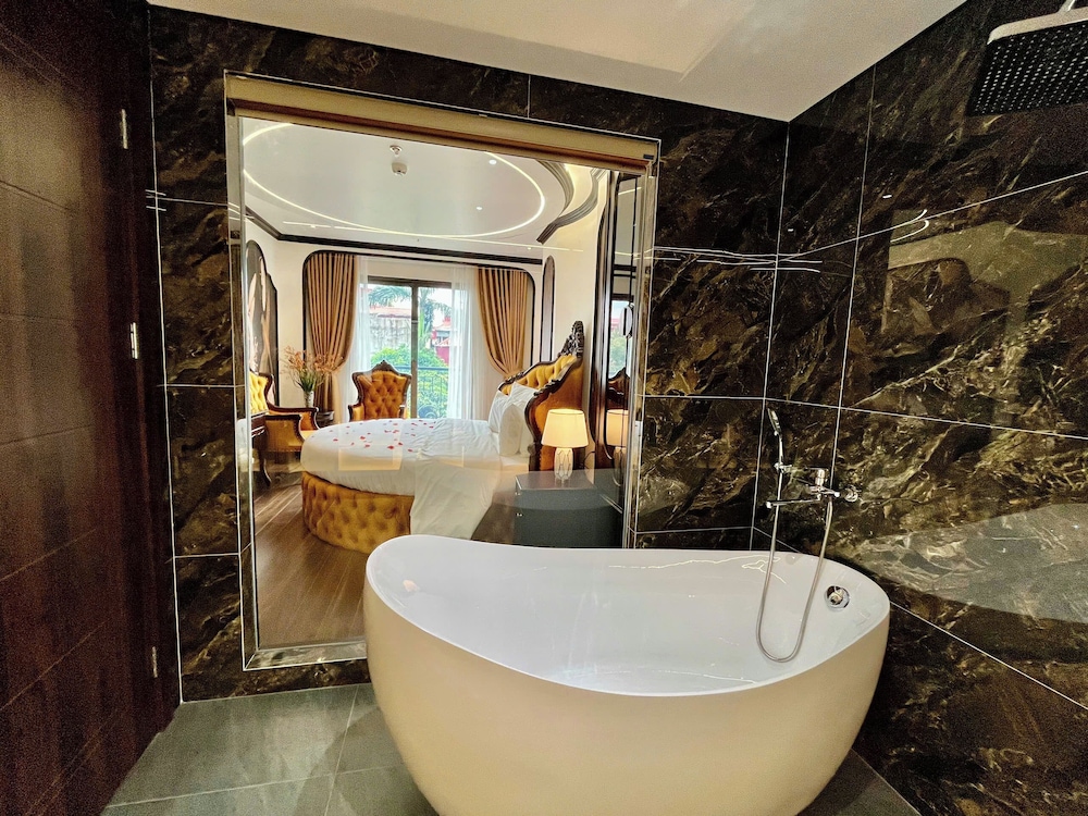 Royal Hanoi Hotel 50/50