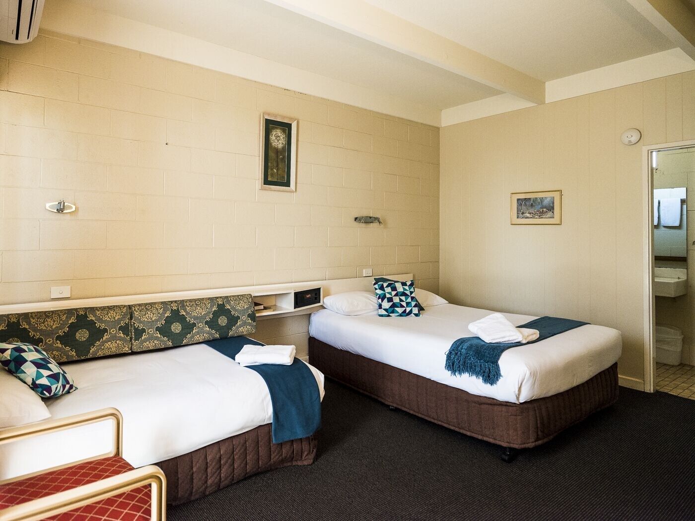 غرفة قياسية بسرير كوين وسرير فردي، Plainsman Motel 3/7