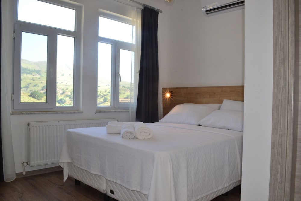 Parli Hotel 17/45