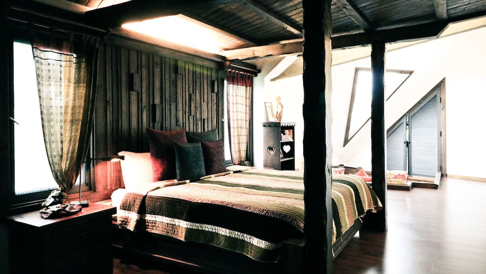 Room, Queen Bed, Lake Side