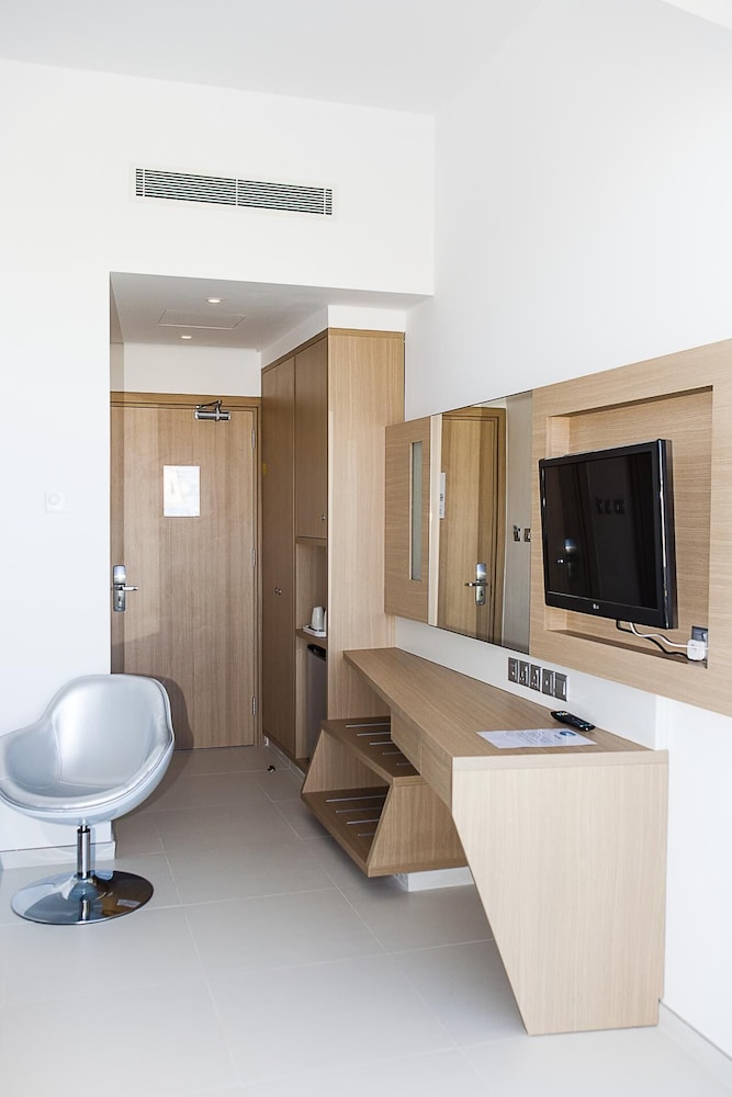 Vrissaki Beach Hotel 50/50