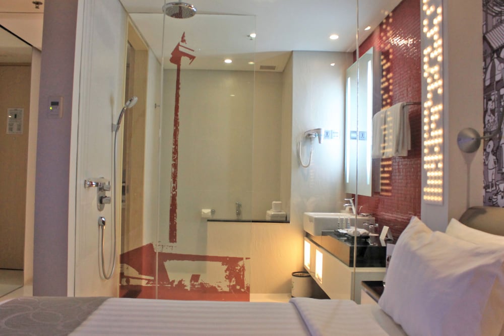 SUITE, KING BED