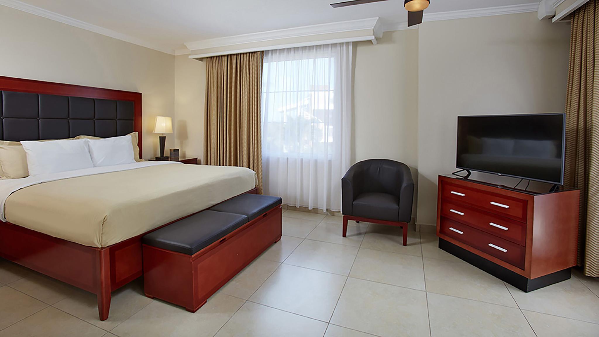 1 Bedroom, Suite, Golf Course View, Kitchen