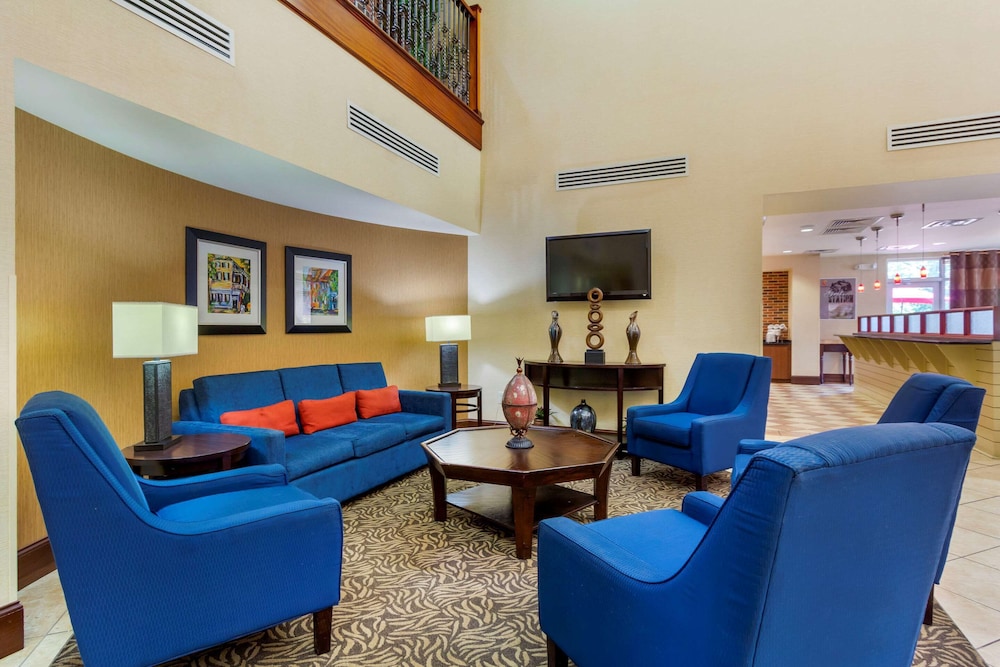 Comfort Suites West of The Ashley 31/46