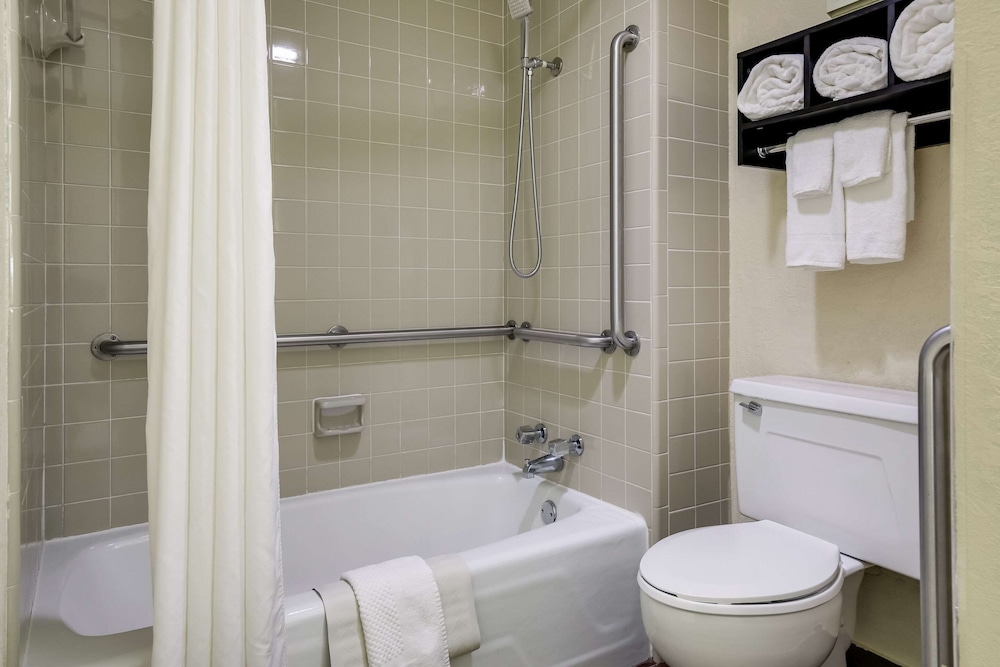 Quality Inn & Suites Mt. Chalet 33/36