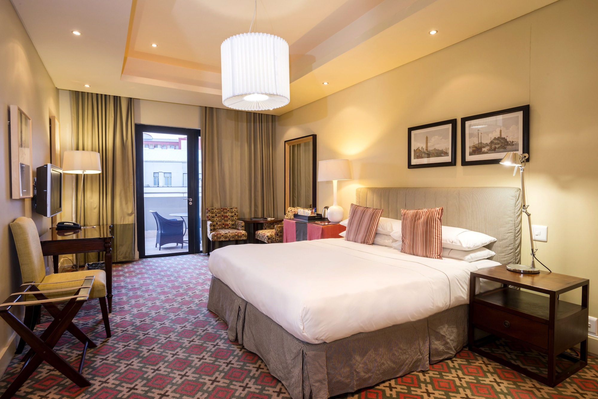 EXECUTIVE, SUITE, KING BED