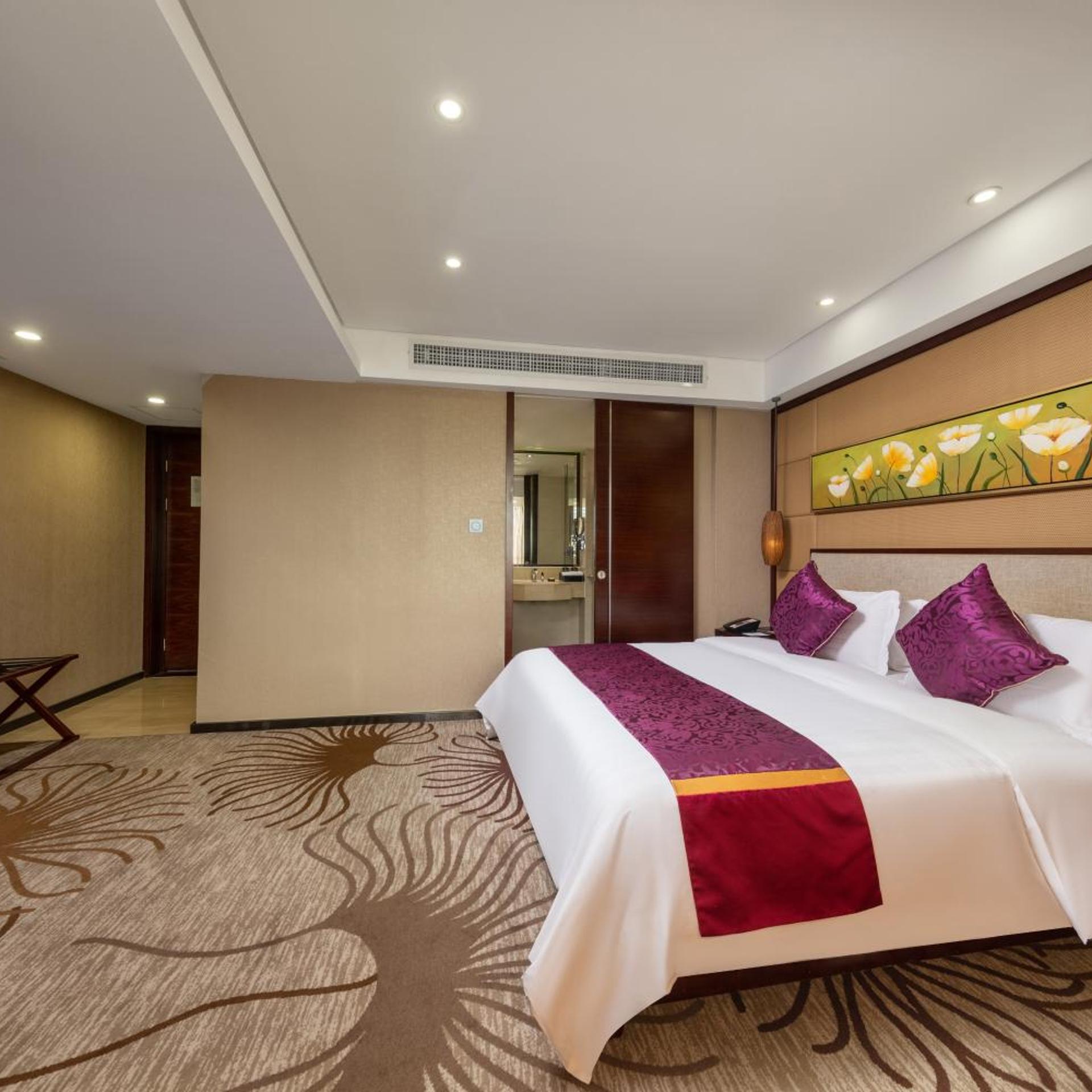 Deluxe, Executive, King Bed, Scenic View, Bath and Shower