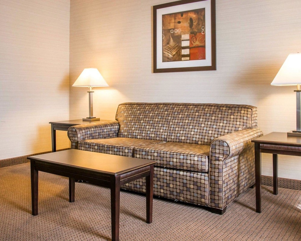 Quality Inn Suites Next To the Casino 24/35