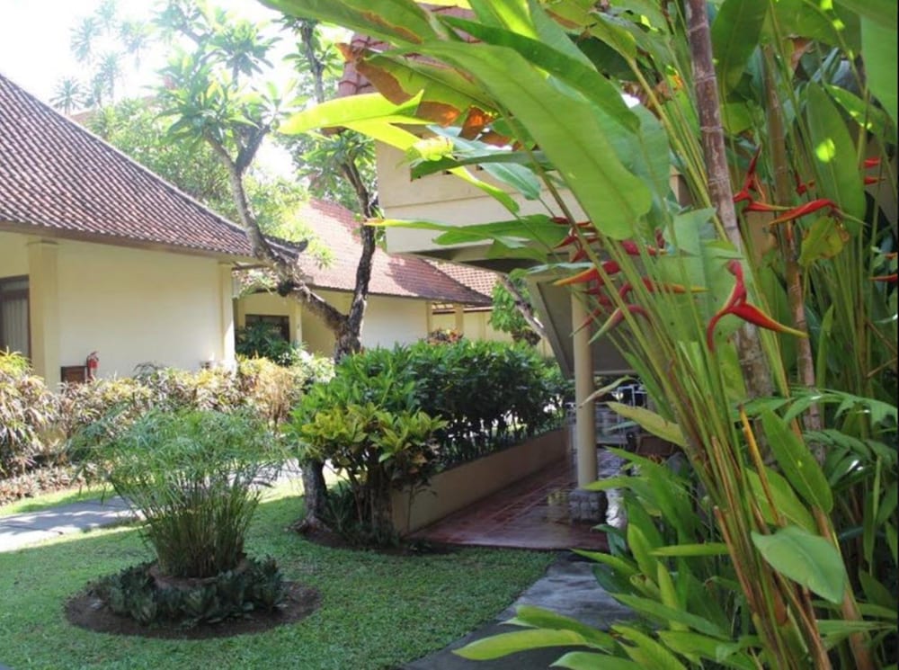 BESAKIH BEACH HOTEL 52/67