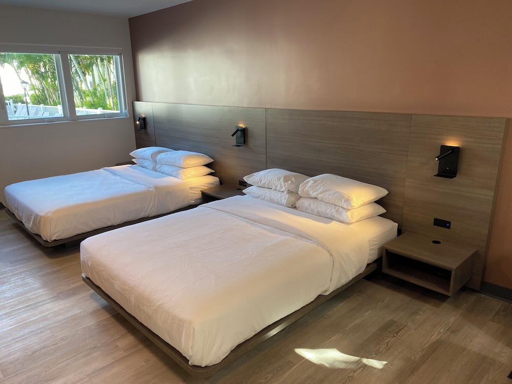 Renovated, Junior Suite, 2 Queen Beds, Sofa, Unit Building, Accessible