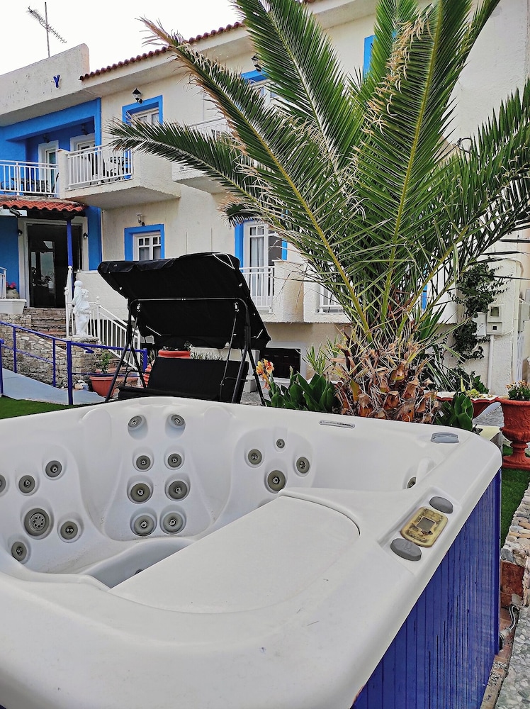 Oceanida Bay Hotel 7/51