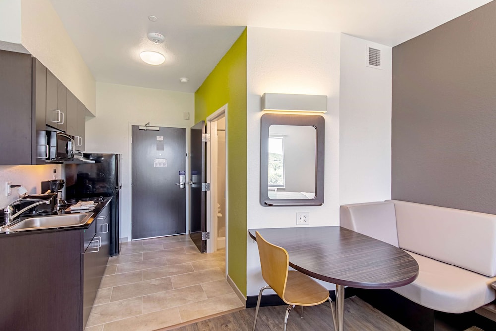 Studio6 Austin, TX - Airport 50/50