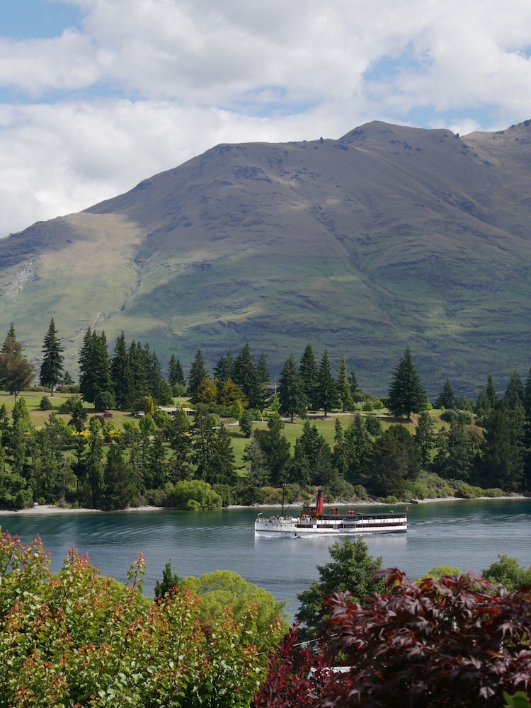 Stay of Queenstown 54/60
