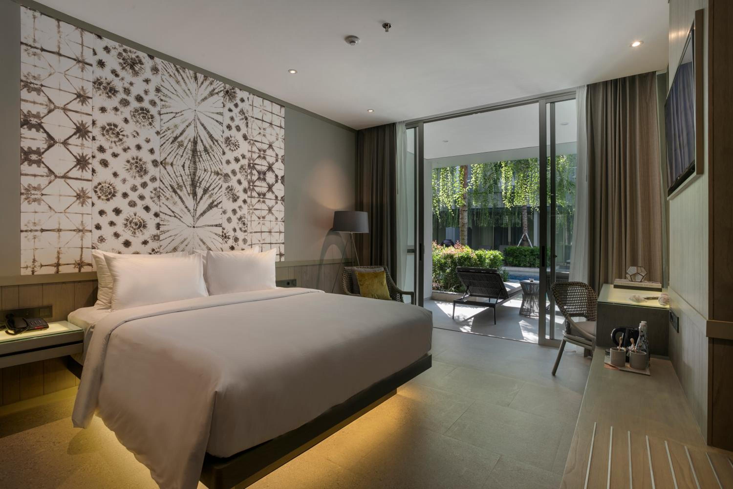 Lagoon, Queen Bed, Pool Access