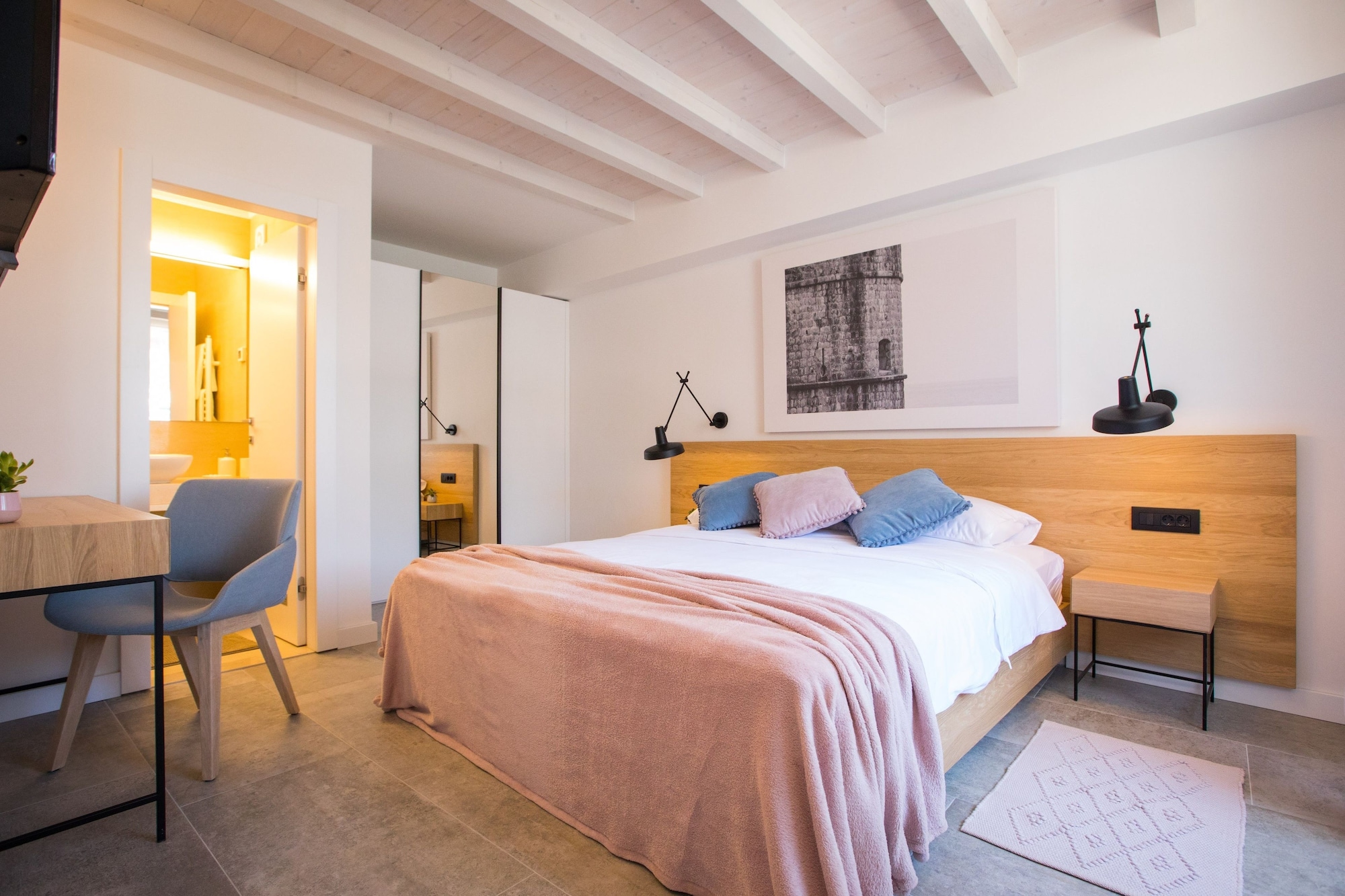 DELUXE, DOUBLE BED
