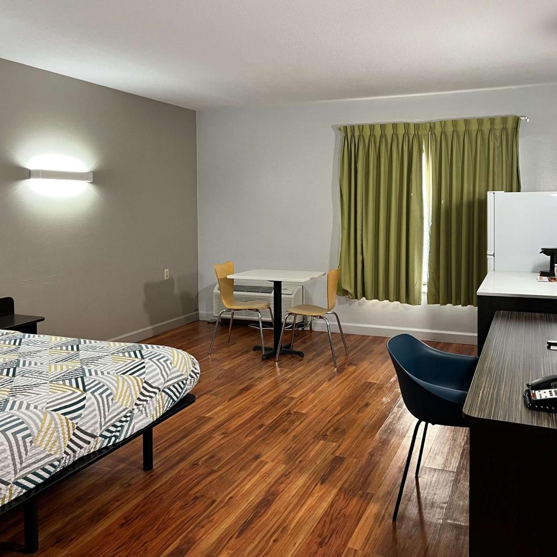 1 King Bed - Non-Smoking, Micfridge