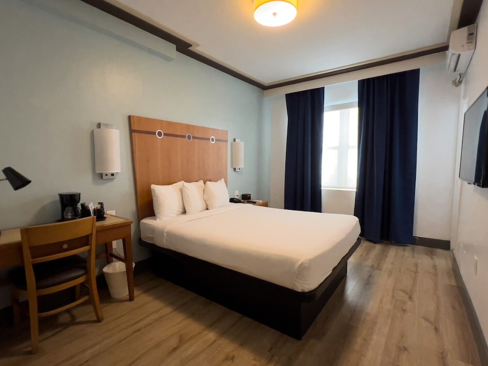 SUPERIOR, QUEEN BED