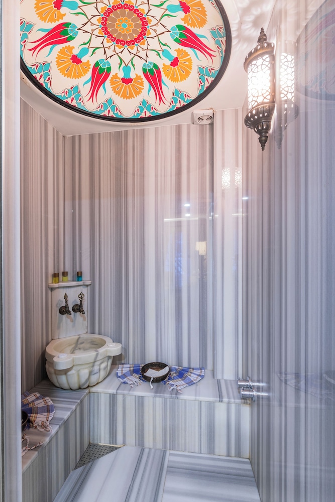 Ayramin Deluxe Hotel 51/78