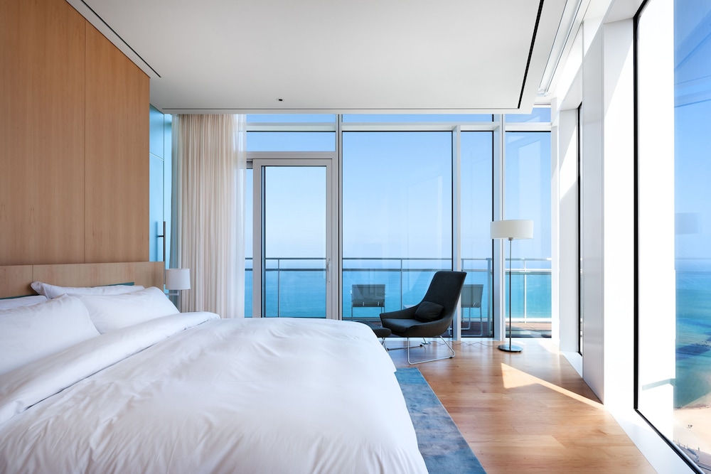 SUITE, CORNER