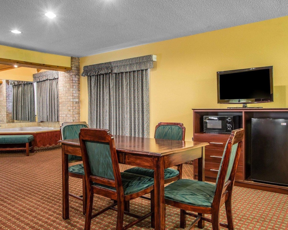 AmericInn by Wyndham Mosinee Central Wisconsin Airport 28/33