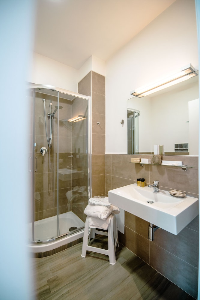 غرفة كومفورت بسرير كوين وسرير فردي، Hotel Bruman Salerno 6/7