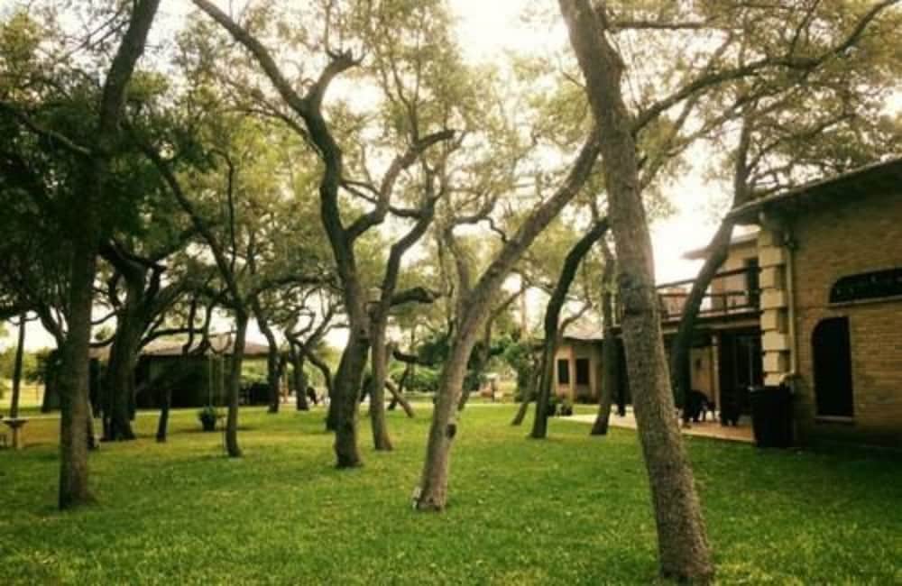 Live Oaks Bed and Breakfast 33/44