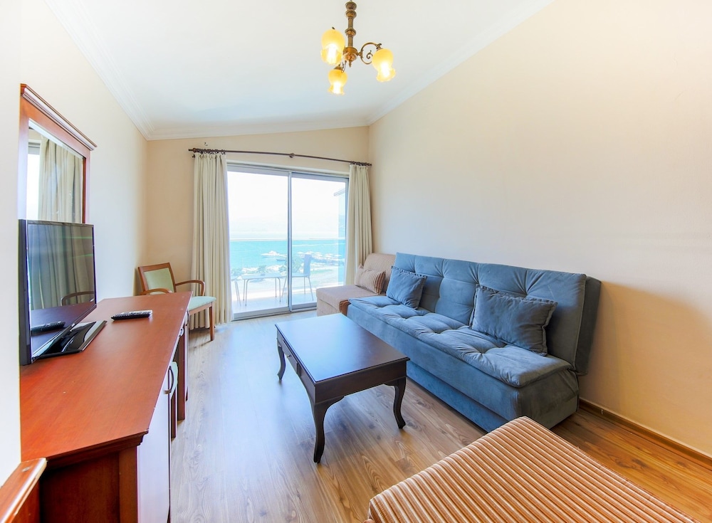MODA BEACH HOTEL 33/57