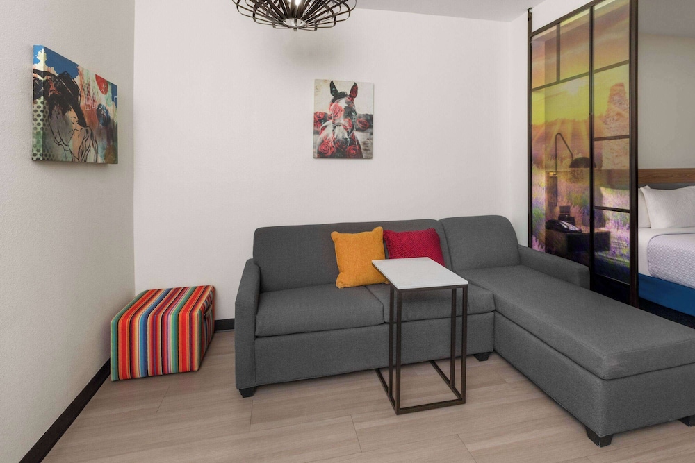 La Quinta Inn & Suites by Wyndham El Paso East Loop-375 13/27