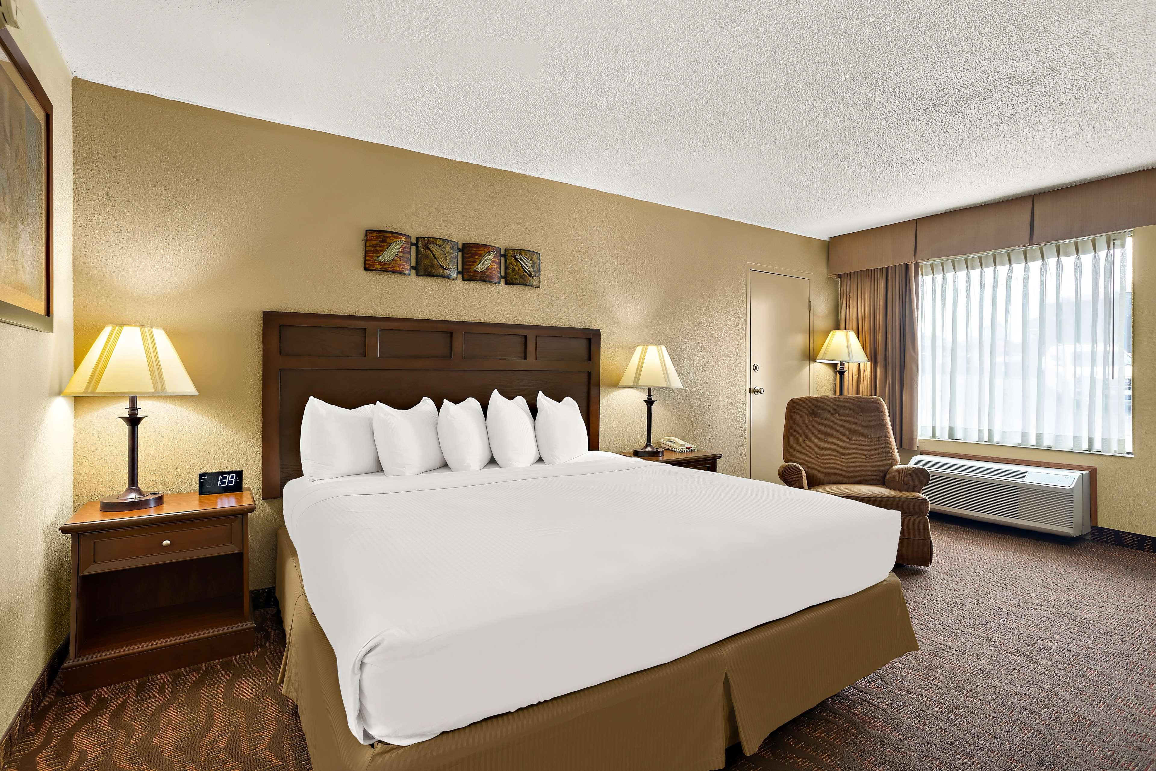 Suite, King and Double Bed, with Extra Double Bed، Best Western Center Pointe Inn 6/10