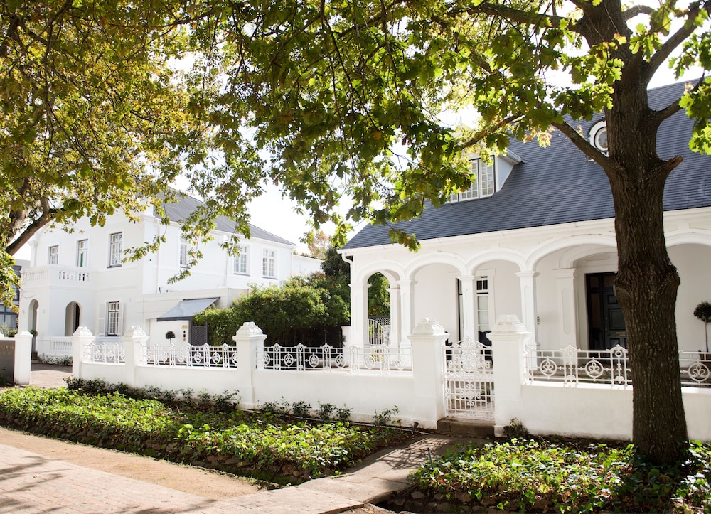 River Manor Boutique Hotel 50/58