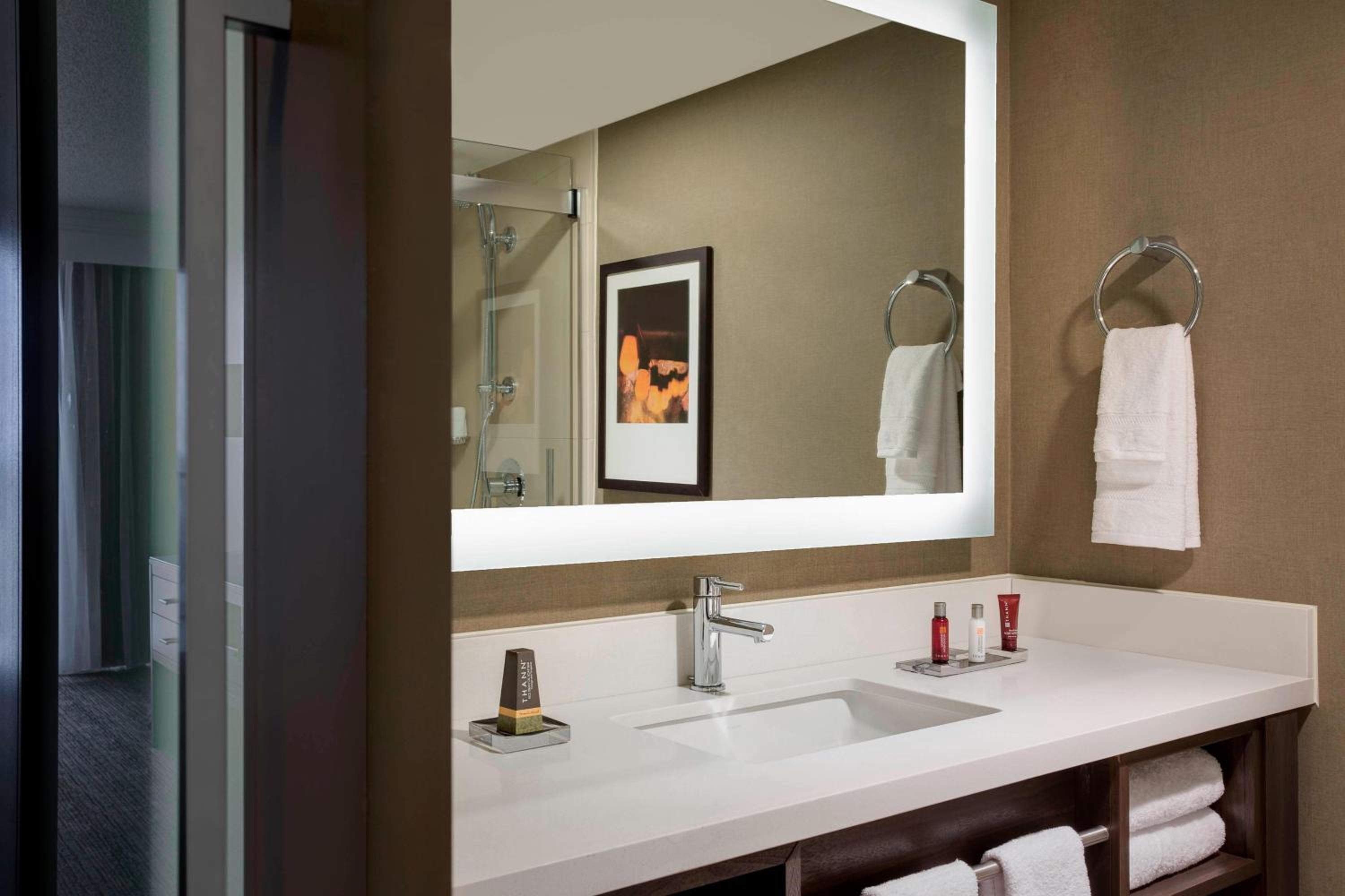 Concierge, King or Double Bed, King Bed, Sofa، San Antonio Marriott Riverwalk Hotel 2/3