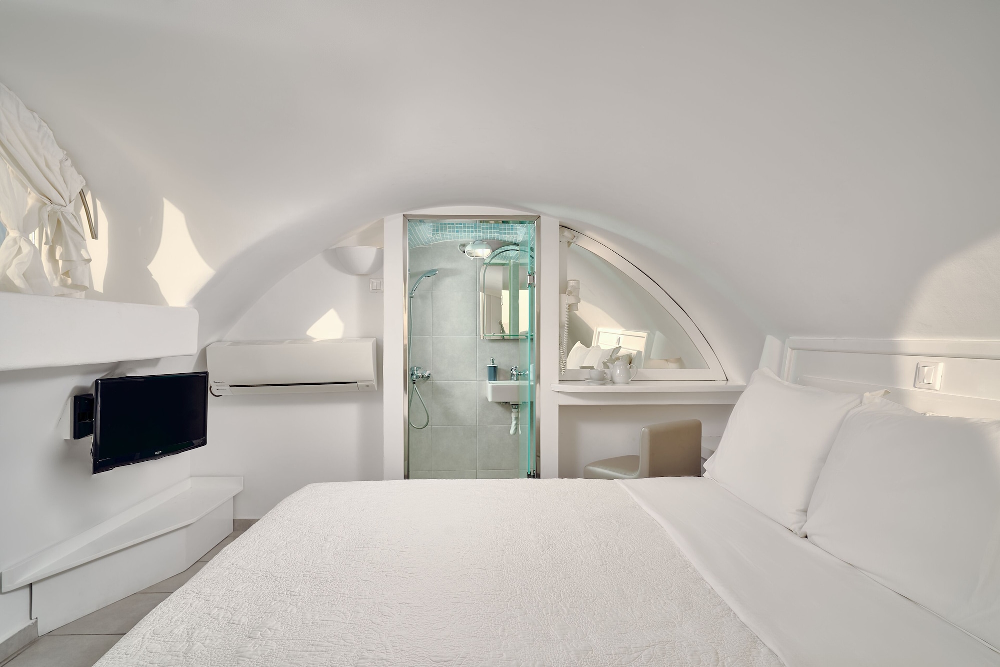 SUPERIOR, APARTMENT, JETTED TUB