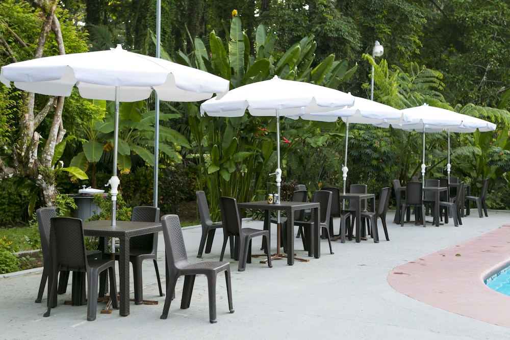 La Isla Inn Hotel 50/52