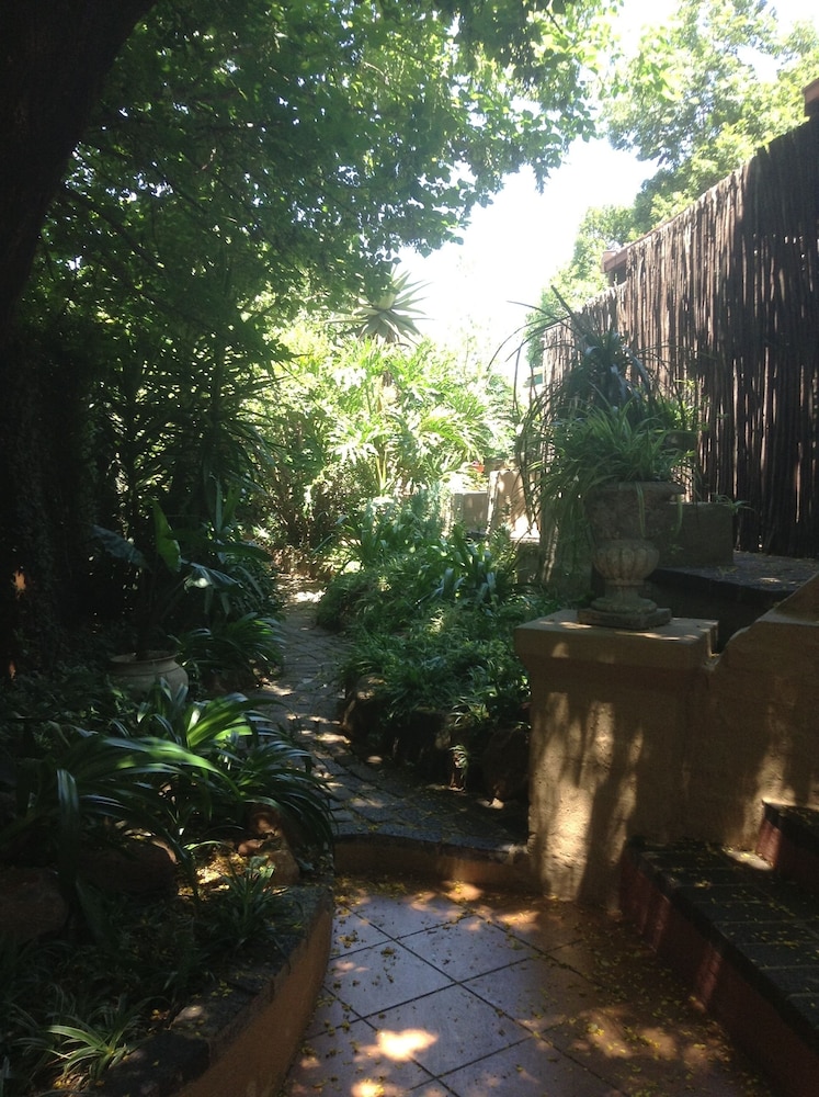Uxolo Guest House 13/13