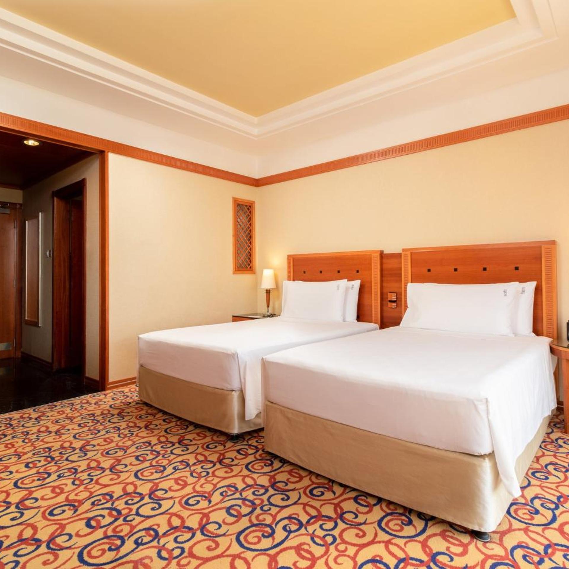 غرفة بريميوم بسريرين منفصلين مع دخول الصالة، Holiday Inn Kuwait 5/7