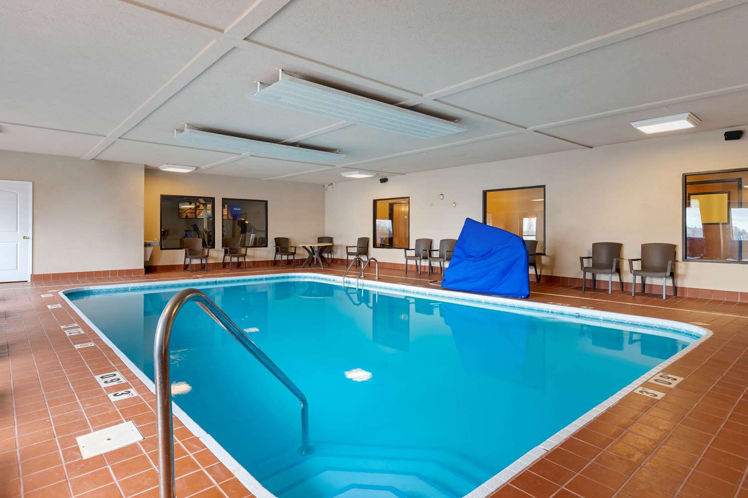 Comfort Suites South Haven near I-96 8/17