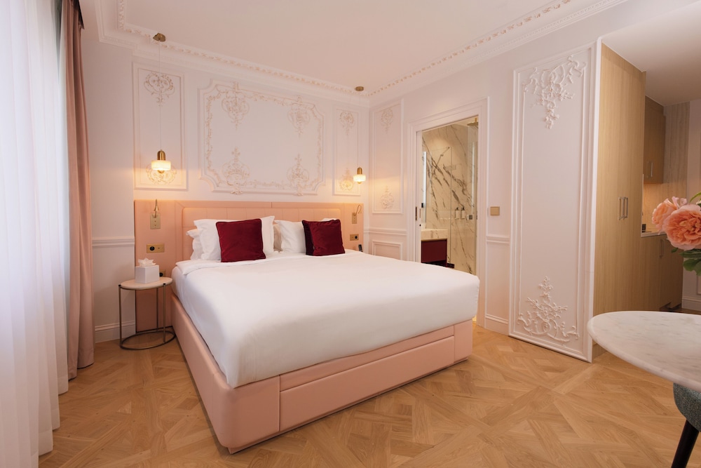 SUPERIOR, STUDIO, QUEEN BED