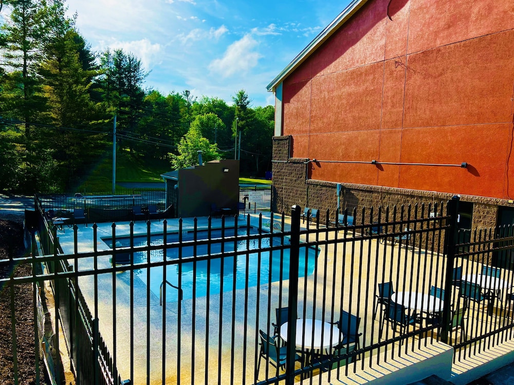 Holiday Inn Express Blowing Rock South 3/50