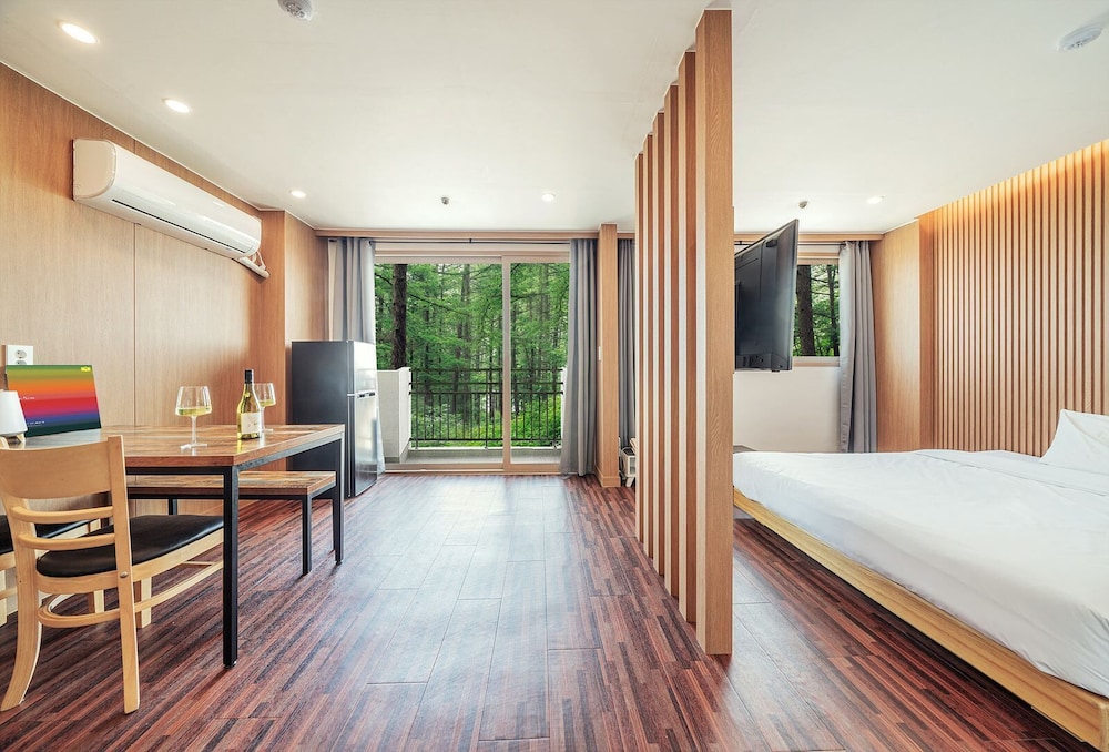 Condo, Suite, Single, Forest View