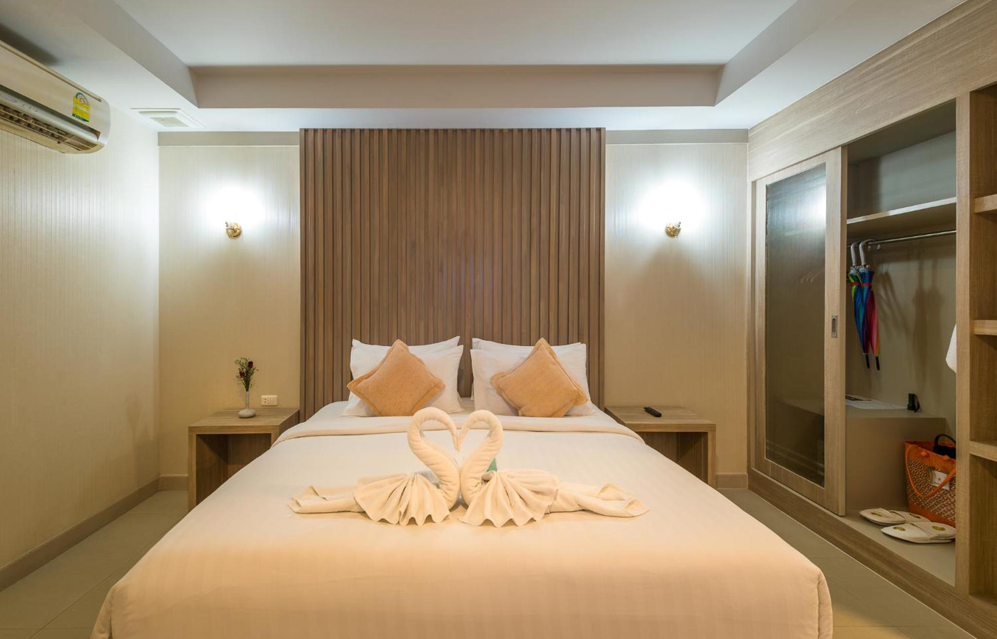 Deluxe, Queen Bed, Pool Access