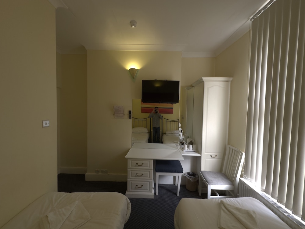 Manor Hotel 33/58