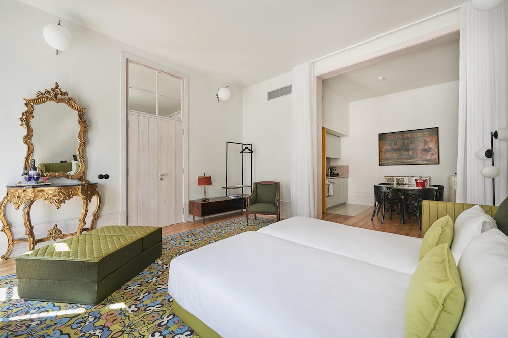STUDIO, FUTON BED, TWIN BEDS