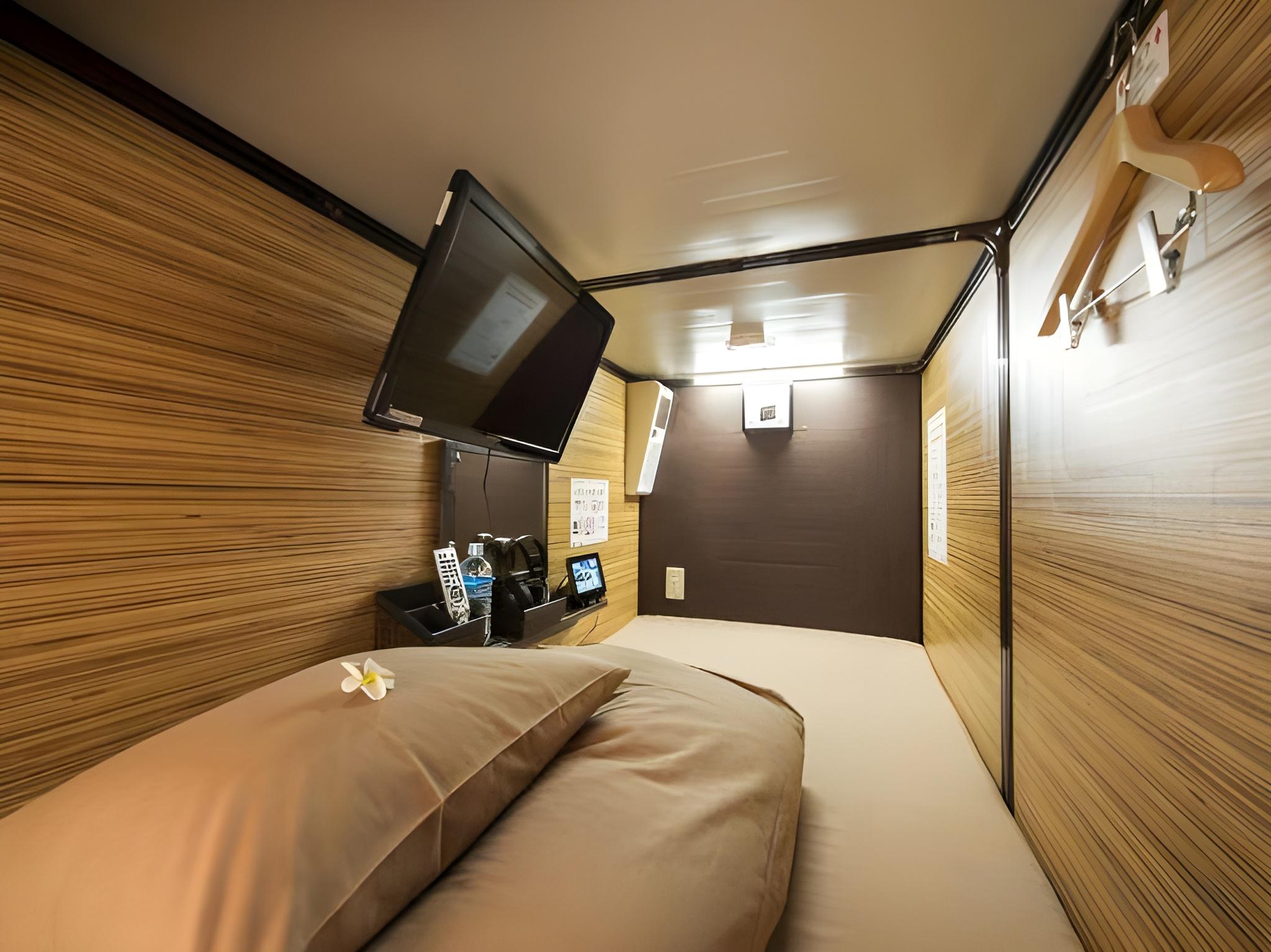 CAPSULE, MALE DORM, UPPER