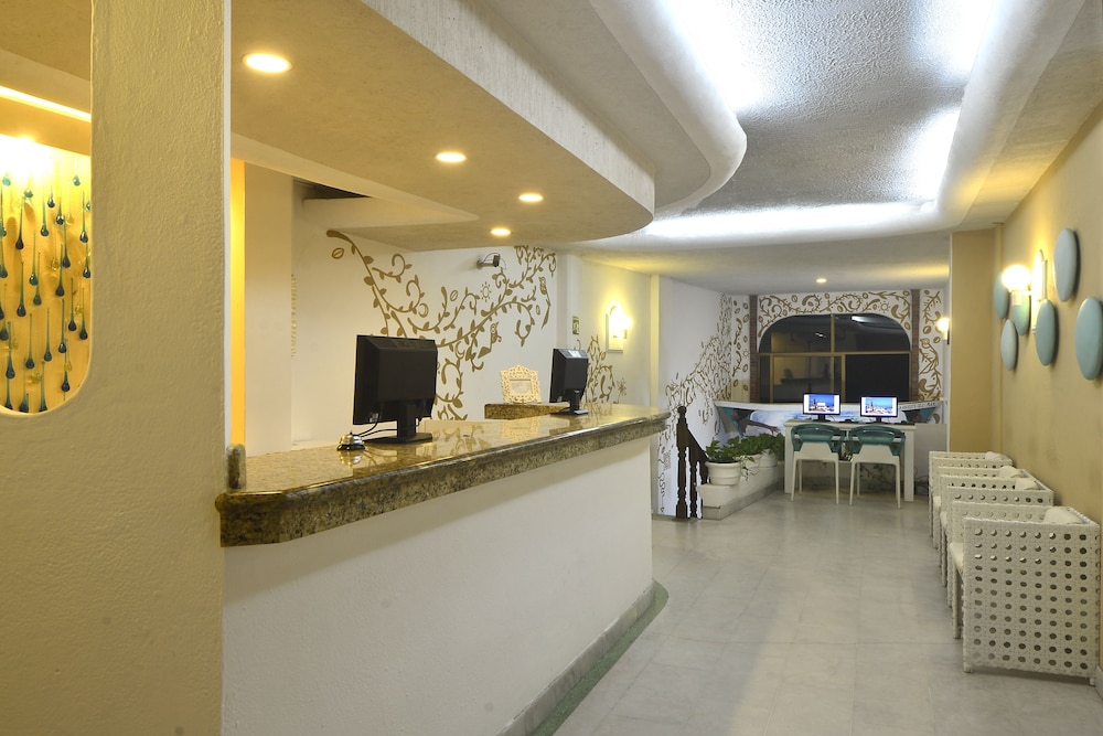 Emperador Vallarta Beachfront Hotel and Suites 8/74