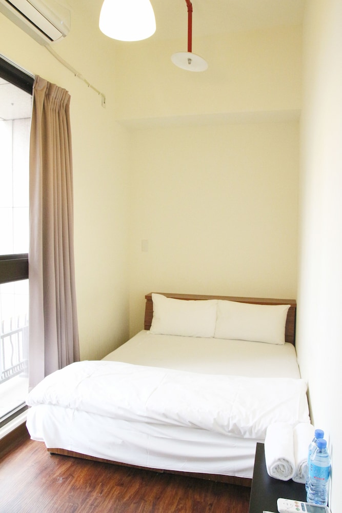 Starbox Hostel 10/25