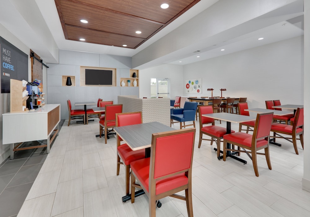 Holiday Inn Express Hotel Suites Cleburne 61/76