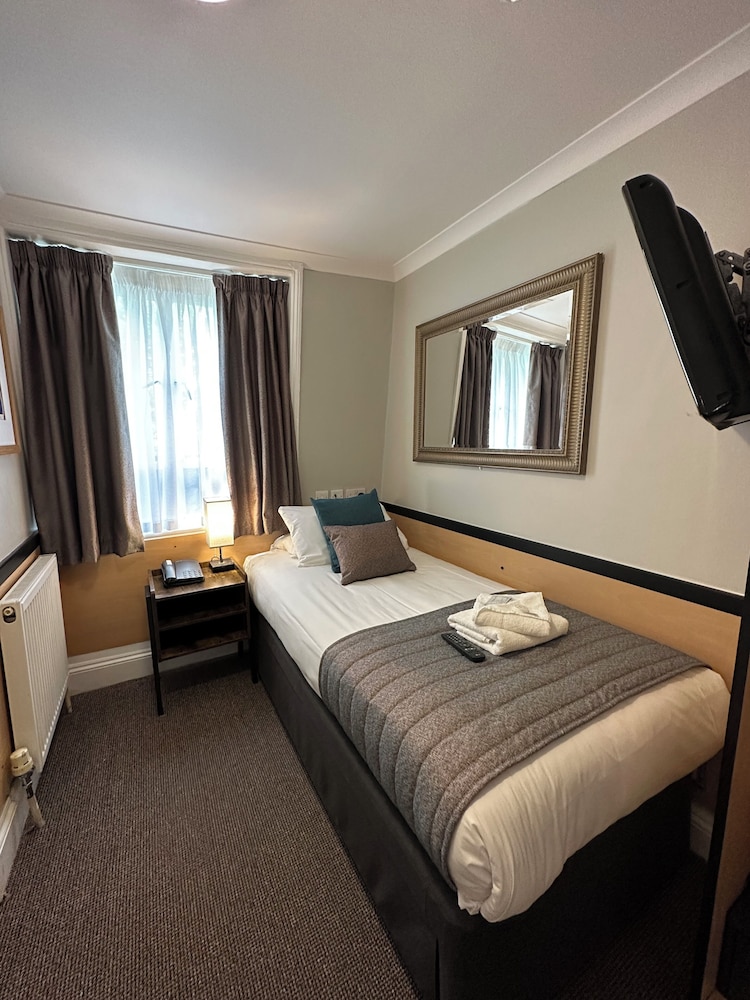 Tudor Court Hotel 10/50